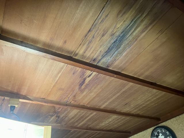 雨漏りが発生した室内